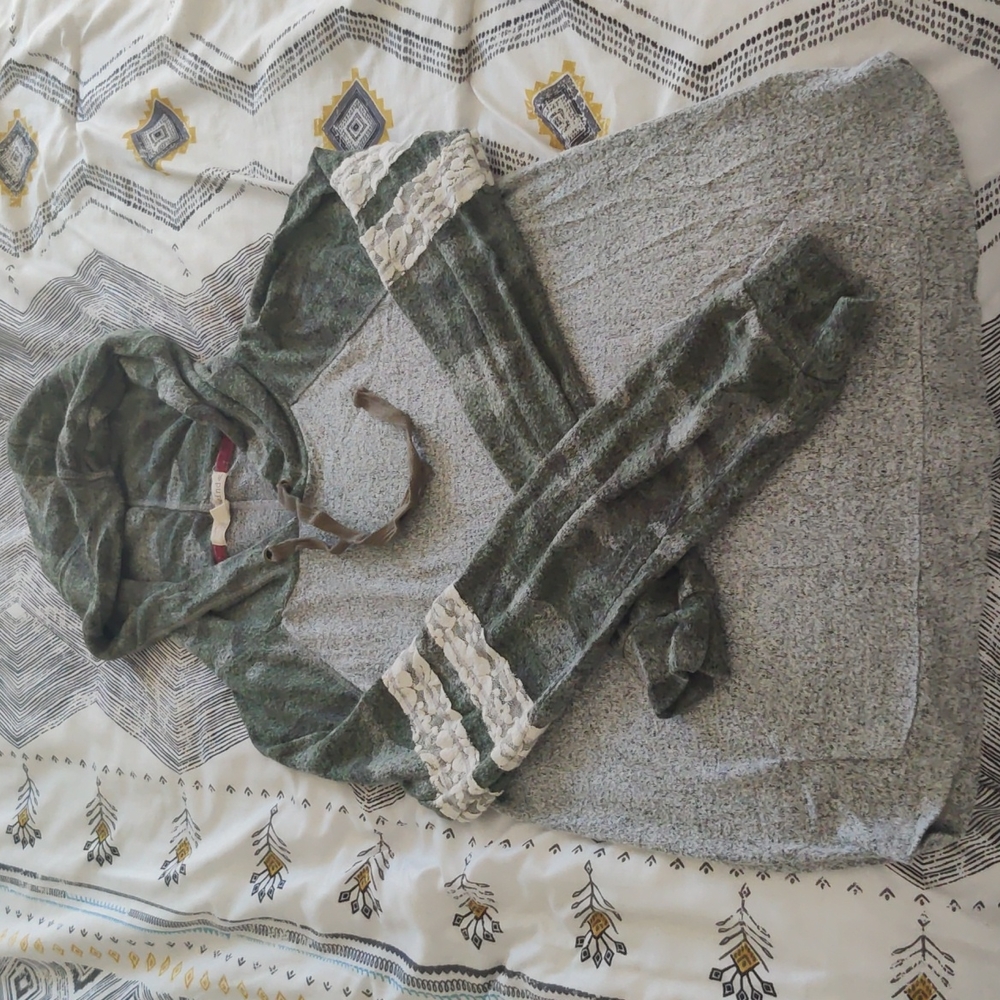 Rewind light sweater, army print green on sleeves with soft lace